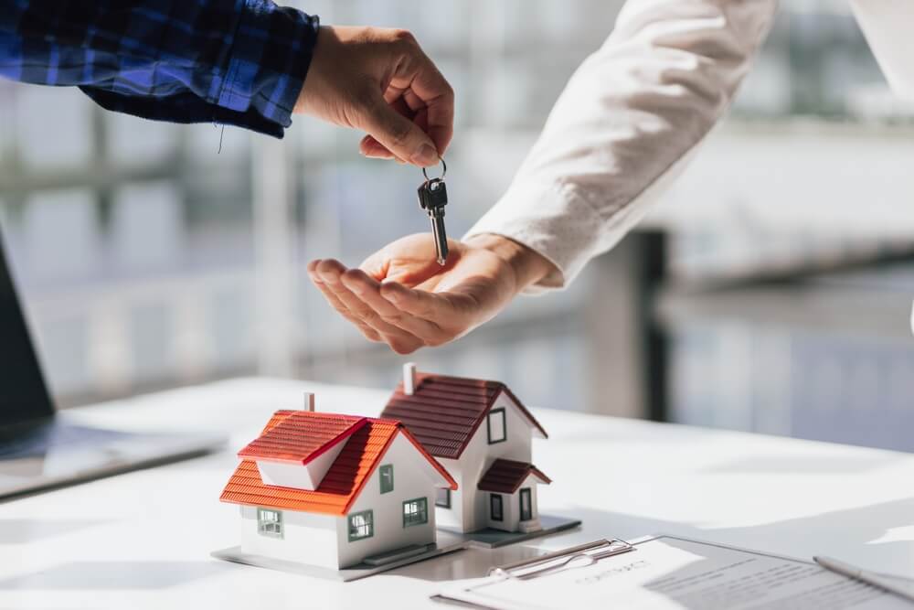 L'agent immobilier donne au client les clés de la maison après la conclusion du contrat.