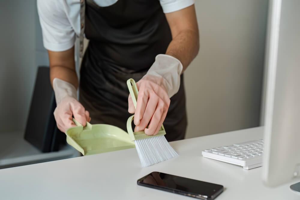 Propreté en entreprise : Faut-il internaliser ou externaliser son nettoyage ?